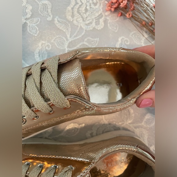 NEW Kenneth Cole Metallic Sneakers Kids - Picture 2 of 5